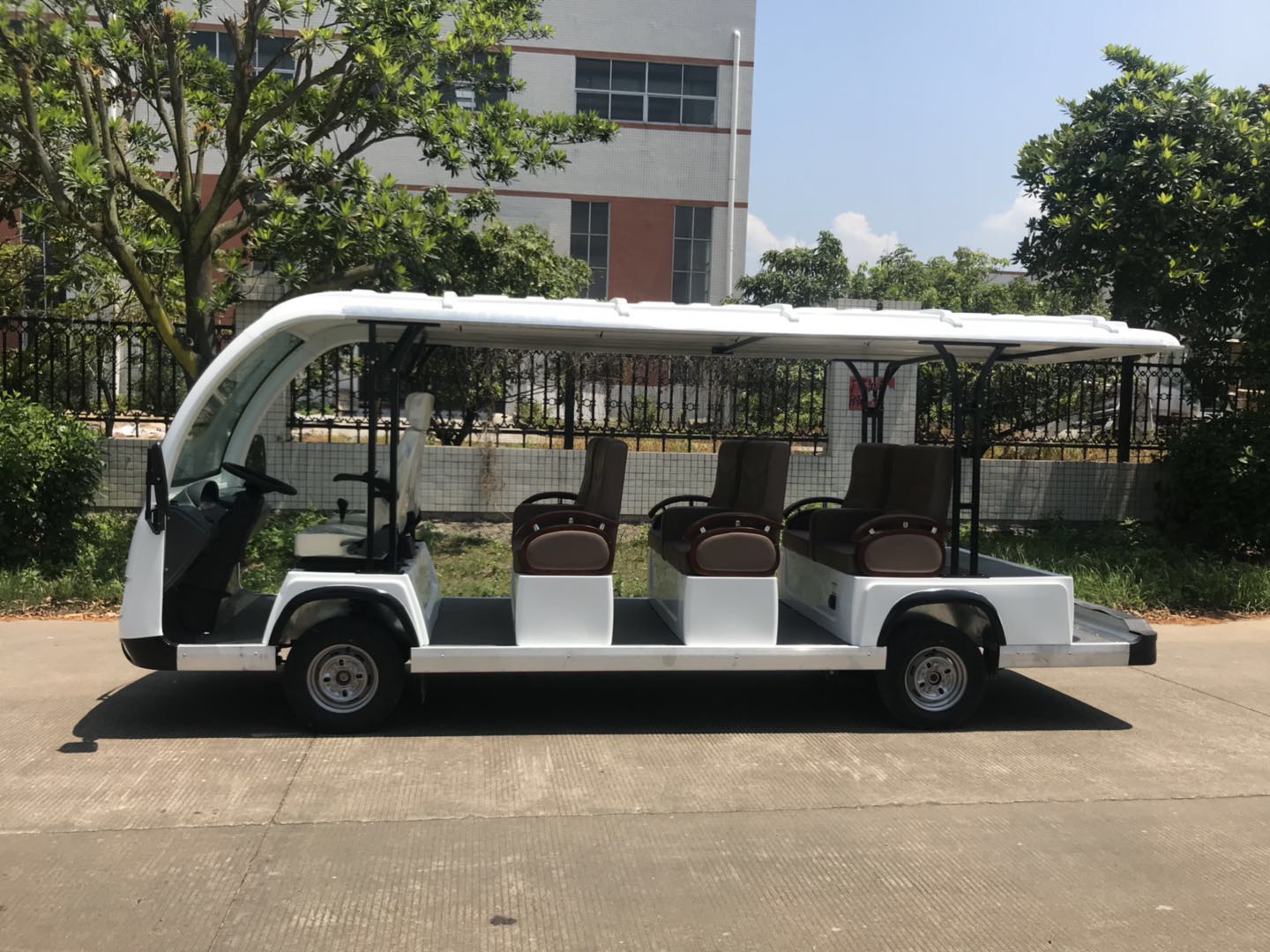 为什么不能把电动观光车、巡逻车长期停在树下？